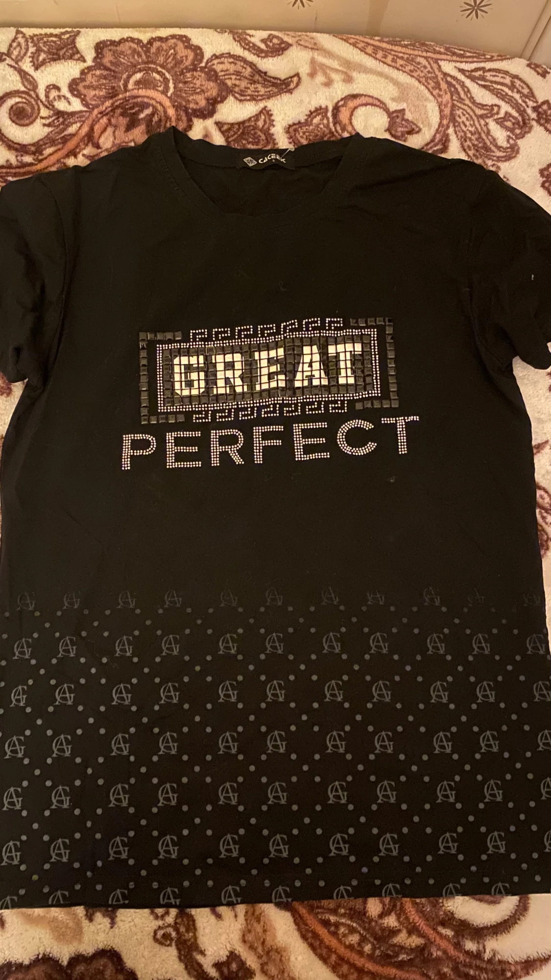 Svart t-shirt med stenar från Caceek