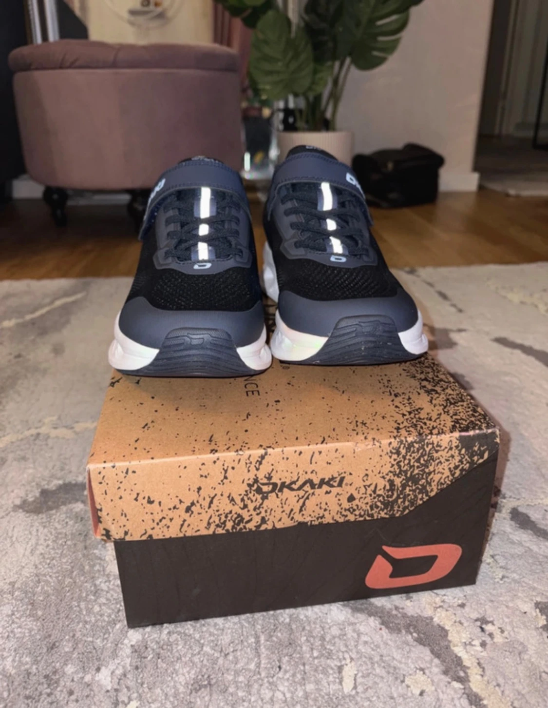 Svarta sneakers från Okaki