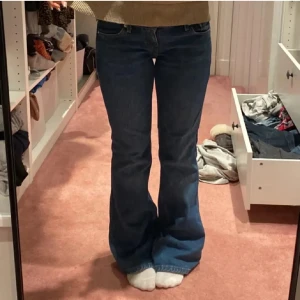 Levis bootcut jeans blå - Säljer ett par klassiska Levis jeans i blå denim med bootcut passform. Byxorna har låg midja, fem fickor och den ikoniska röda Levis-taggen på bakfickan. Nyskick! Ca Xs-S 32-34