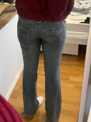 Lågmidjade jeans  - Så snygga lågmidjade jeans med detaljer på fickorna. Storlek S,  normala i storleken, men sitter snyggt även på storlek xs (blir lite mer baggy bara). Säljer då de inte passar längre, men är mina favoritjeans! 💙💙💙De har lite slitningar nere, och en av skärpöglorna på sidan är av. Jag tycker dock typ slitningarna gör jeansen ännu snyggare , och i övrigt är dem i jättebra skick!