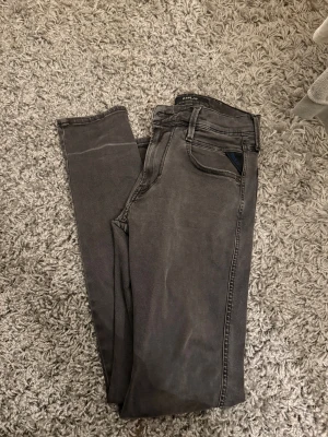 Replay jeans  - Feta jeans ifrån replay i stolek 29/32 i mörkgrå färg, Qr kod osvidare finns så klart