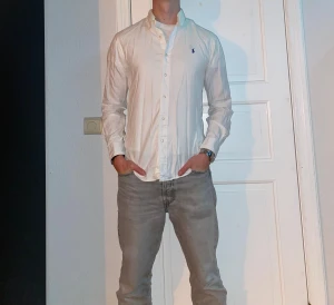 Vit skjorta från Ralph Lauren - Vit skjorta från Ralph Lauren i storlek S. Fint skick till ett bra pris. Däremot är där ett litet hål över loggan. Syns dock inte vid användning. Nypris: 1995kr. Mitt pris: 299kr. Vid frågor eller funderingar, tveka inte att höra av dig.