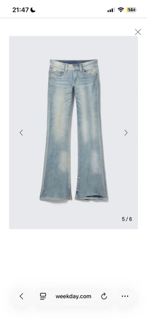 Bootcut jeans från Cheap Monday - Snygga ljusblå bootcut jeans från Cheap Monday med klassisk femficksdesign och coolt logopatch med döskalle bak. Jeansen har dragkedja och knapp med logga framtill, samt slitningar och tvättade detaljer för en avslappnad vibe.