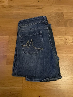 Bootcut jeans  - Jättefina lågmidjade bootcut jeans. Aldrig använda. Inga hål eller annan slitage.
