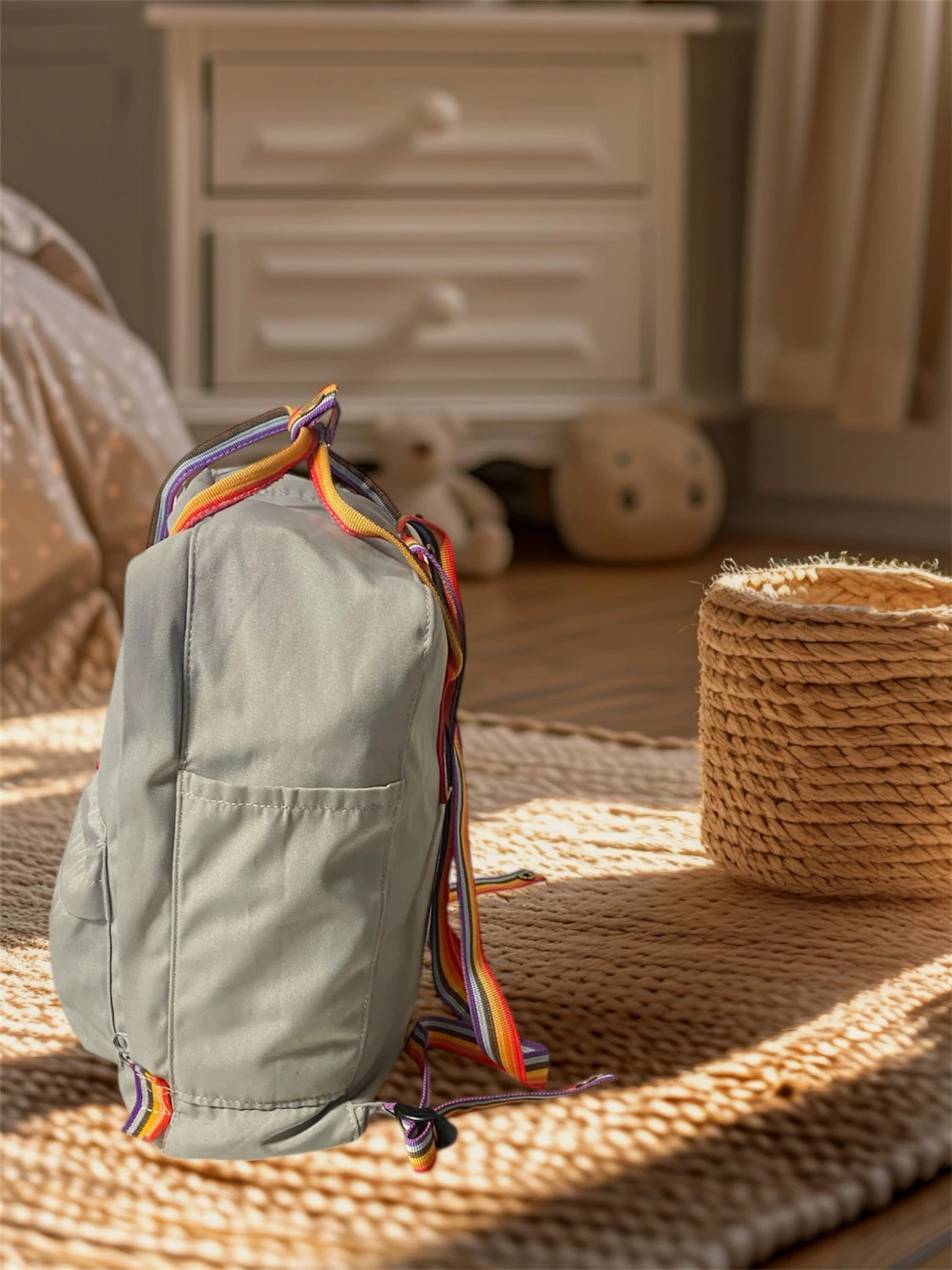 Grå Fjällräven Kånken ryggsäck med regnbågsband - 1