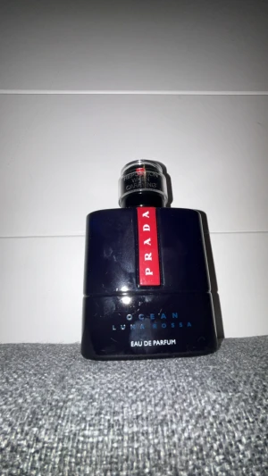 Prada Luna Rossa Ocean EdP - Prada Luna Rossa Ocean Eau de Parfum med modern design och tydlig Prada-logga. Volymen är 50 ml men det är ungefär 45ml kvar. Perfekt för dig som vill sticka ut med en ikonisk flaska från ett trendigt modehus.