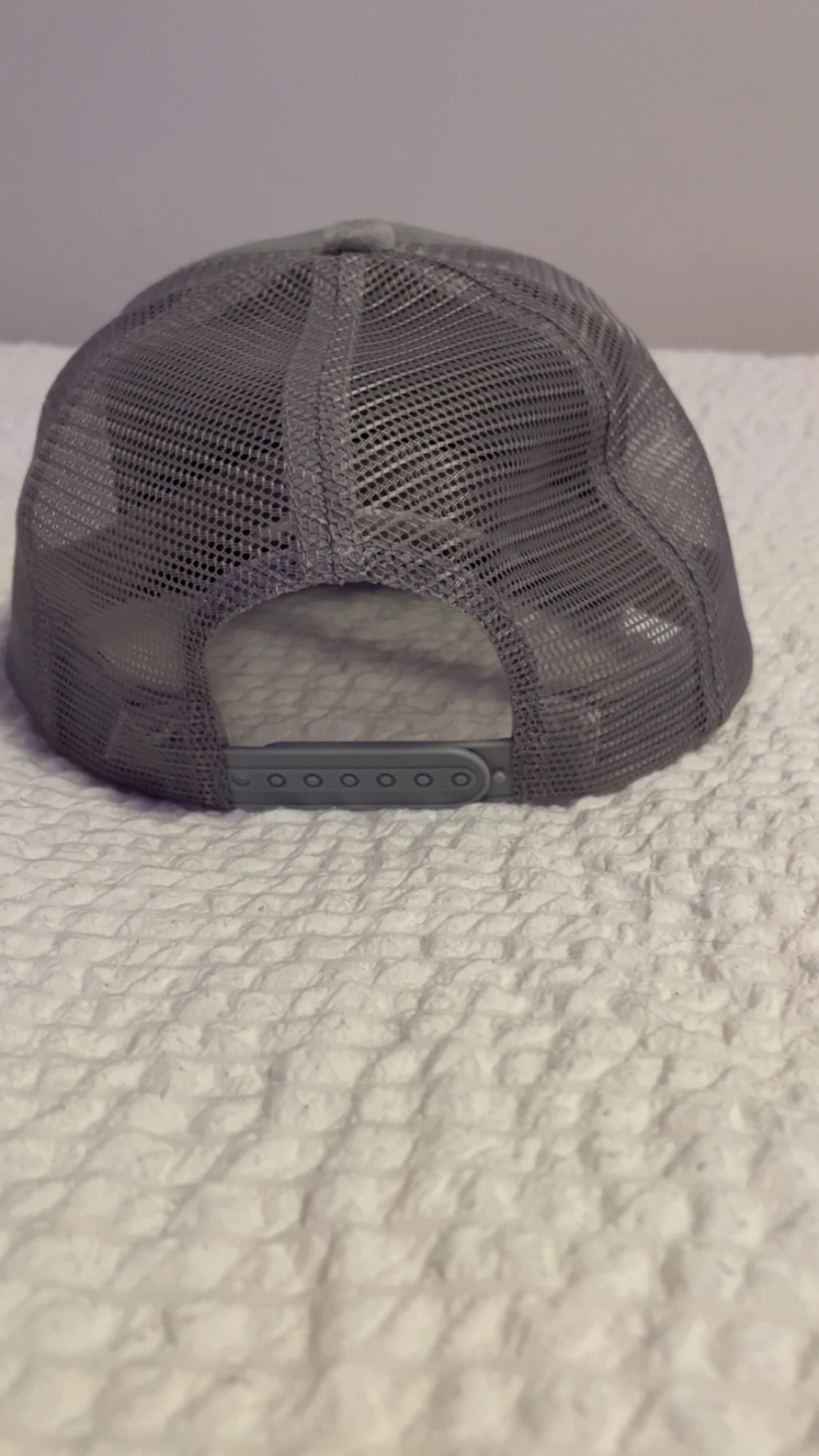 Grå truckerkeps med racingmotiv - 2