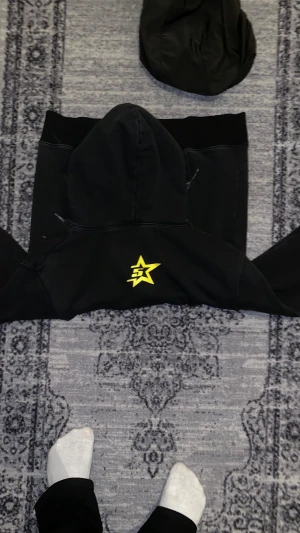 Svart hoodie med tryck från Pink! - Svart spider hoodie inte andvänd så mycket vill bara bli av med den