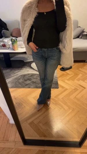 Beige pälsjacka med fluffig look - Säljer en beige pälsjacka med riktigt fluffig och mjuk känsla. Jackan har en oversized passform och är perfekt för dig som vill ha en cool och trendig vibe. Färgen är ljusbeige och materialet är pälsimitation som ger en lyxig look.