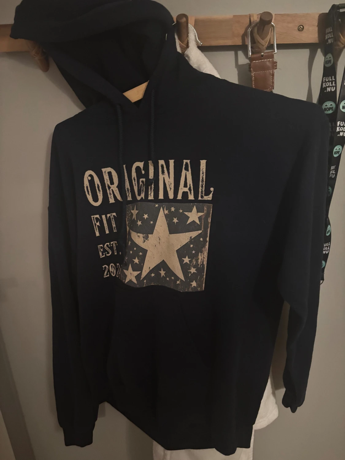 Svart hoodie med stjärntryck Original Fit