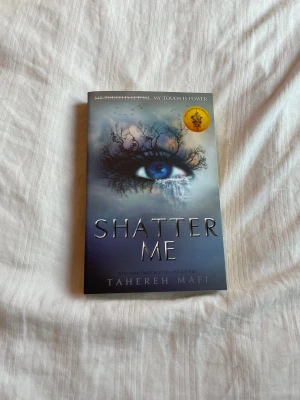 Shatter Me av tahereh mafi - Shatter Me av tahereh mafi denna boken är i helt nytt skick köptes för inte så länge sen har läst alla böcker i serien men hade två stycken shatter me böcker denna boken är helt fantastiskt bra min favorit bok serie