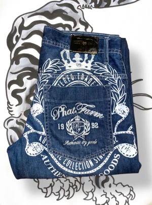 Embroidery Phat farm baggy jeans  - As feta baggy phatfarm jeans med crazy embroidery. W32. Defekt på sista bilden. Pris kan diskuteras vid snabb affär.