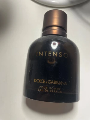 Dolce & Gabbana Intenso Pour Homme(Tom / 0 ml) - Intenso Pour Homme Eau de Parfum från Dolce & Gabbana. En klassisk herrdoft i stilren flaska, perfekt för dig som vill ha en elegant touch till din stil.