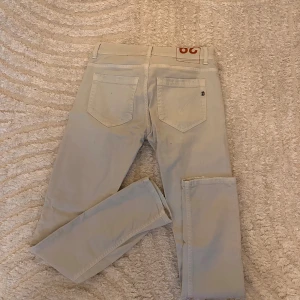 Dondup jeans - Vita Dundup jeans. Riktigt fräscha. Nu pris ca 2000kr, släpper för endast 349!
