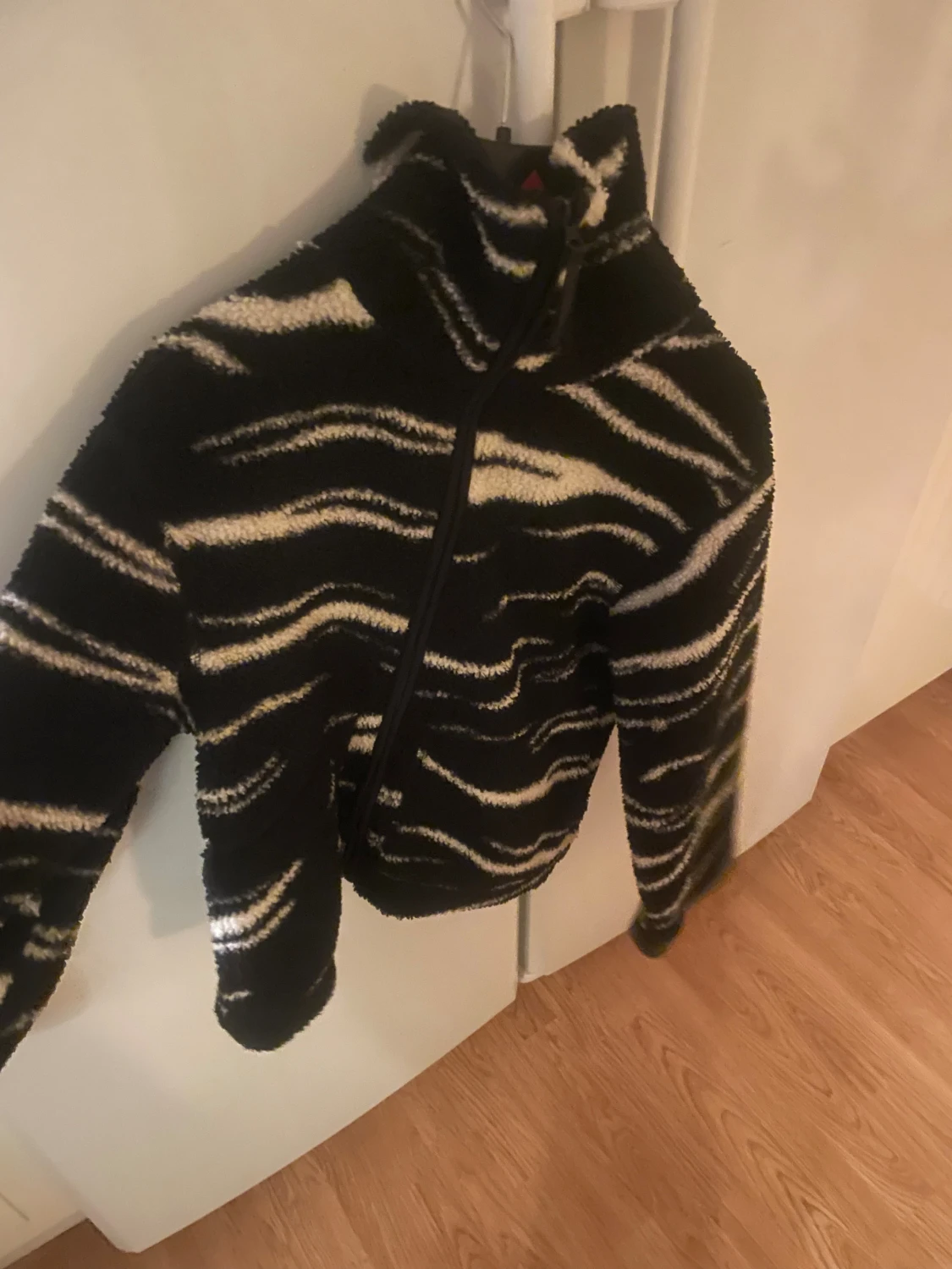 Svart teddyjacka med zebramönster - 2