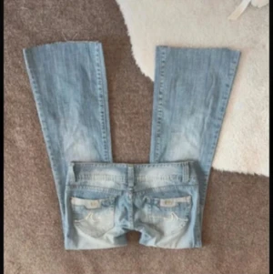 Lowrise jeans - Säljer ett par super lowrise jeans. Köpte för 450 kr. Bild 3 och 4 är mina.