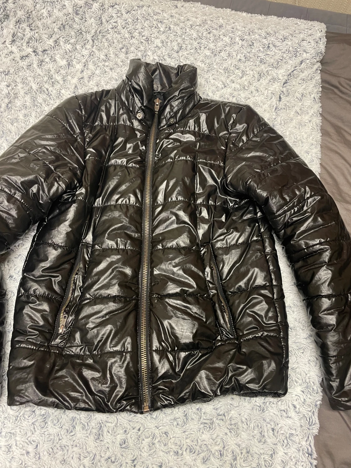Svart glansig pufferjacka