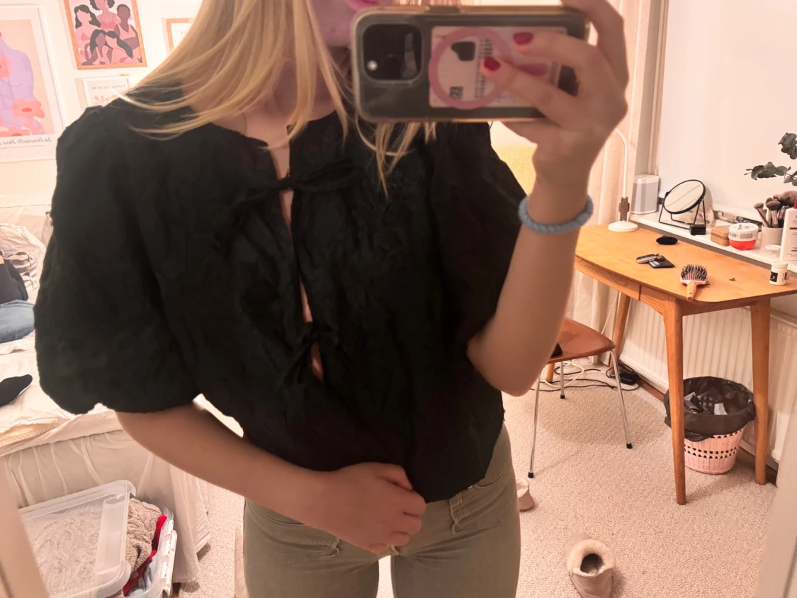 Svart blus med puffärm och knyt - 1