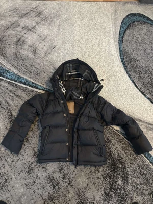 Burrberry jacka - Burrberry jacka, passar perfekt till vintern. Storlek S men passar även M