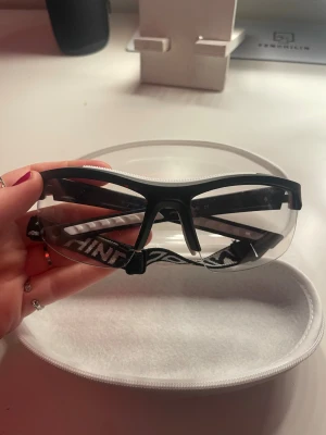 Innebandy glasögon unihoc - Säljer ett par innebandy glasögon märket unihoc. Är använda några gånger annars är dom som nya💕.