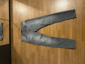 Jack & Jones jeans - Snygga gråa Jack & Jones jeans. Har kommit till rätt bra användning men har slutat använda de på sistone så jag känner att det är bättre om någon annan får använda dem. Storlek 32/32