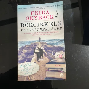 Bokcirkeln vid världens ände - En charmig och hoppfull roman om kärlek, vänskap och mysterier i en liten by vid havet. Perfekt för dig som gillar spänning, relationer och att läsa om starka kvinnor som vågar börja om på nytt. En bok som både berör och underhåller!