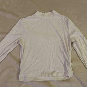 Vit tröja  - Säljer en vit långärmad tröja från Shein i storlek S. Tröjan har en liten krage vid halsen, är enkel och stilren. Den är lite skrynklig men går lätt att stryka.🩷