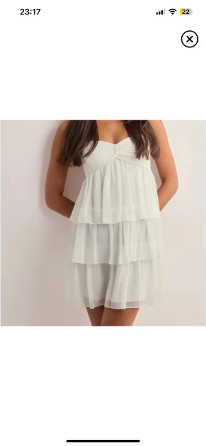 Nelly klänning - sååå fin och perfekt till student!! storlek xs tryck på köp nu!!!❤️❤️❤️