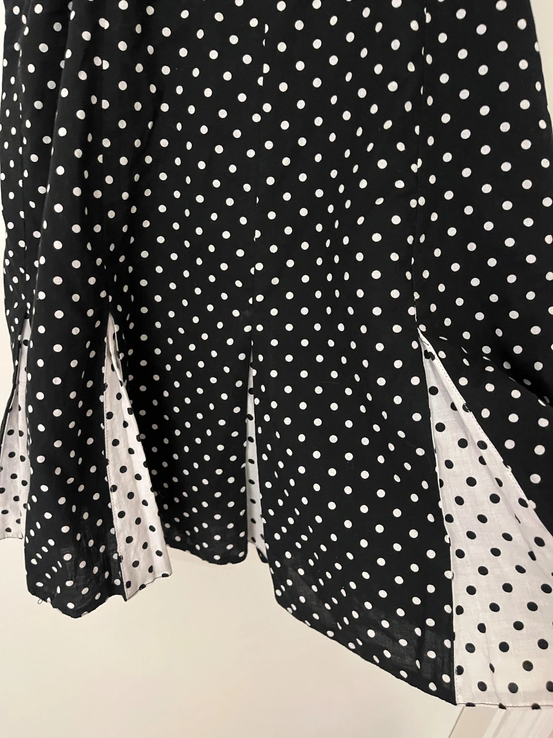 Svart prickig klänning med rosett - 4