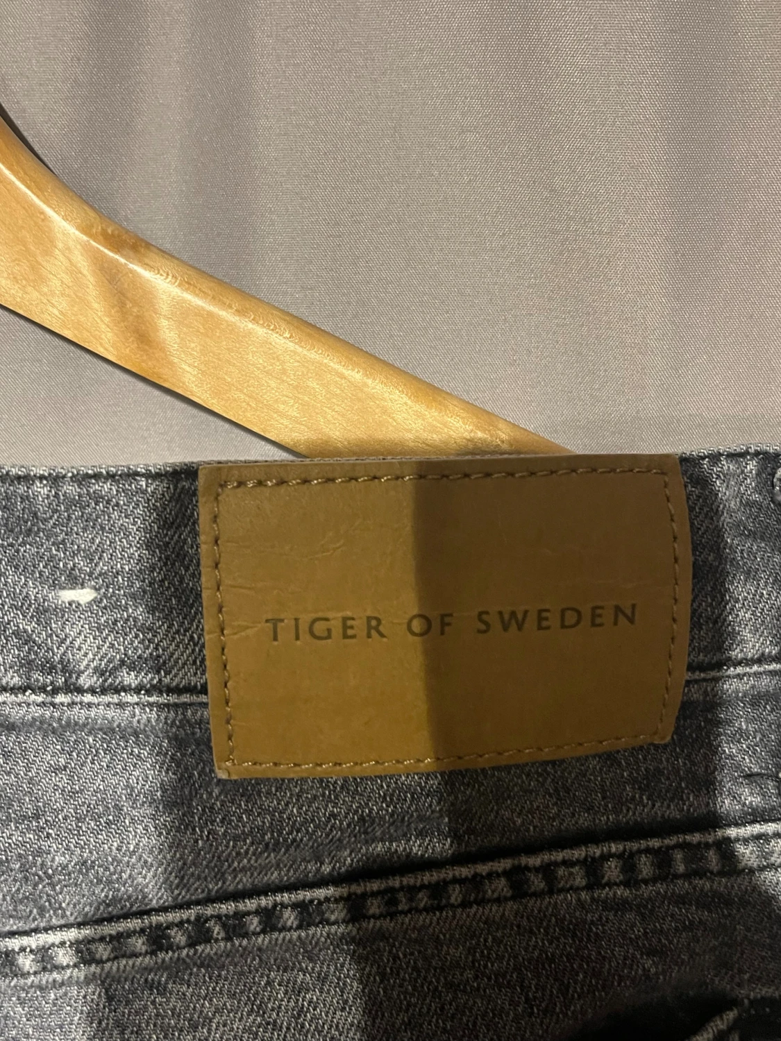 Grå jeans från Tiger of Sweden - 4