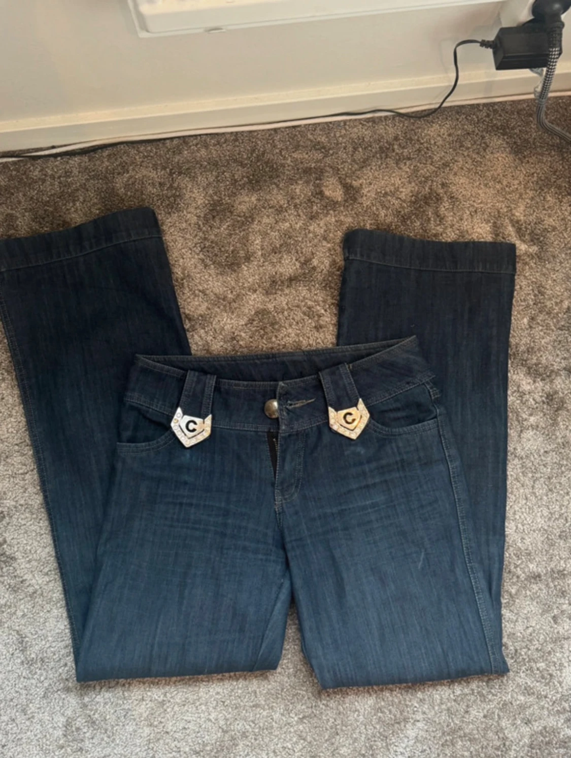 Mörkblå bootcut jeans med strassdetaljer - 2