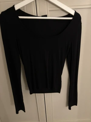 Svart långärmad topp från Gina Tricot - Säljer en svart långärmad topp från Gina Tricot i storlek S.