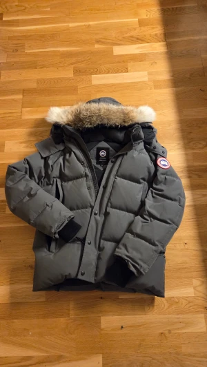 Canada Goose  - Storlek L, Pälsen går att ta bort samt luvan går att ta bort. Varm och skön vinterjacka från CG