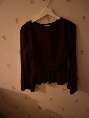 Vinröd långärmad blus från POP - Säljer en oanvänd vinröd blus/top. Från Gina tricot i storlek 158-164.