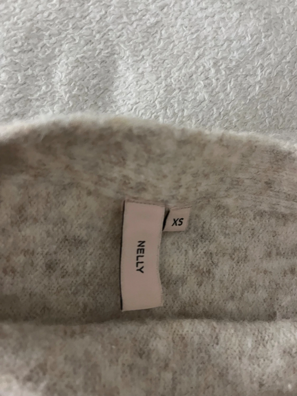 Beige oneshoulder stickad topp från Nelly