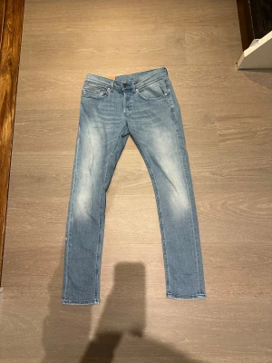 Dondup jeans  - Dondup jeans i storlek W29 de är skinny fit till dig som vill ha häng och tajtare jeans, de passar dig mellan 170-183, de är helt nya och 4000kr nypris så mitt pris är dunder!