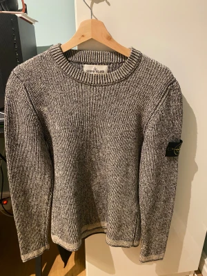 Stone island stickad tröja *äkta - Sjukt fin grå ribbad stickad tröja från Stone Island, passar storlek S. Självklart äkta och är köpt från Stone Island, man kan scanna qr koden vilket visar att det är äkta eller om man vill veta mer och få bilder på till exempel tags eller andra bilder på tröjan så löser jag sjävklart det. Vid frågor eller allmänna undranden så är det bara att höra av sig så svarar jag snabbt! Skickar samma dag eller i närtid! Priset inte helt fast så skicka prisförslag!