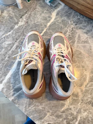 Axel Arigato chunky sneakers vit/rosa - Chunky sneakers från Axel Arigato med vit mesh och rosa detaljer. Har kvar kvitto, köptes för 1870kr, fint skick! 