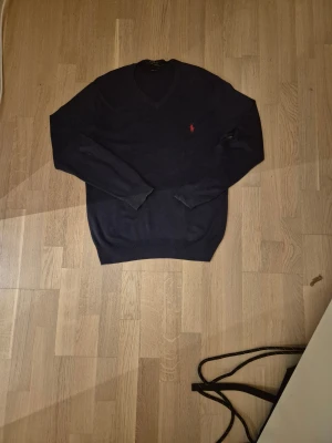 Polo Ralph Lauren tröja - Snygg marinblå tröja från polo raulph lauren. Inga defekter och fint skick. 9/10👍