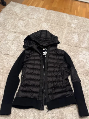 Svart pufferjacka från Moncler - Moncler cardigan helt ny, dunder kvalitet, scan och qr kod. Pris kan diskuteras!!