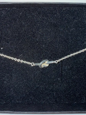 Love Knot armband från Efva Attling - Efva Attling ”Love Knot Bracelet”  - ”En kärleksknut för hoppet om att vi alltid håller ihop.” - Original pris 1500kr Armband i återvunnet sterlingsilver sammanlänkad med en kärleksknut. * Längd:justerbar 17, 19cm * Dekor:18 x 7mm * Material:925 * sterlingsilver * Kollektion:Love Knot * Art. nr:14-100-00967  Jättefint armband från Efva Attling, har använt de lite, men har inga tydliga repor eller skador. En av mina favoriter, men väljer att sälja den nu då jag har förnyat min smyckes kollektion.