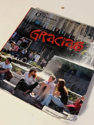 Gracias 9 Textbok - Upptäck spanska på ett roligt sätt! Gracias 9 är en färgstark och engagerande lärobok med berättelser, dialoger och illustrationer som gör språkinlärningen levande. Perfekt för dig som vill lära dig spanska i skolan eller på egen hand.