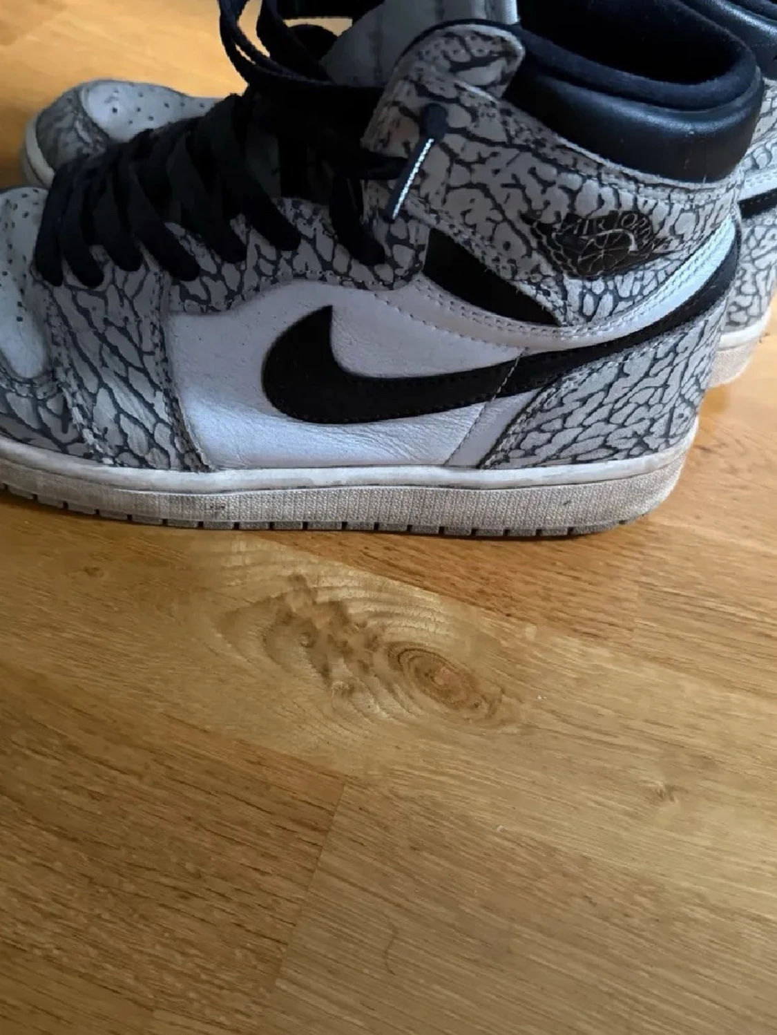 Nike Air Jordan 1 med grått mönster