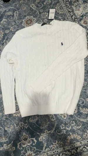 Vit Polo Ralph Lauren tröja  - Vit tröja från Polo Ralph Lauren i storlek M. Tröjan  är i nytt skick med bra kvalité. Pris kan diskuteras därför tar jag gärna emot prisförslag 