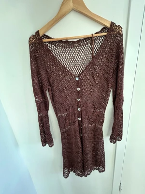 Virkad kofta med lädersnöre  - Längre virkad kofta med tillhörande lädersnöre! Ingen storlek i plagget men passar mig som har small