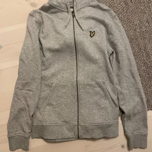 Hoodie | LYLE & SCOTT. - Säljer en grå lyle & scott hoodie med dragkedja. Knappt använd.