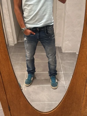 Replay blå jeans med slitningar - Säljer ett par sköna Jeans ifrån Replay, W32 L32. Modell anbass, kom privat vid minsta funderingar