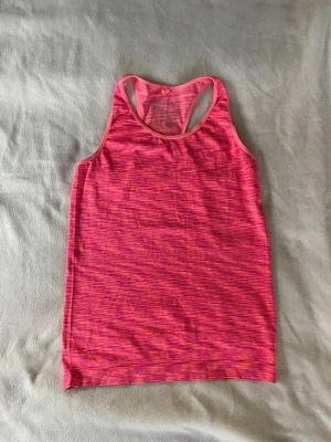 Träningslinne - Snyggt träningslinne i bra skick😍🏃‍♀️‍➡️ passar xs