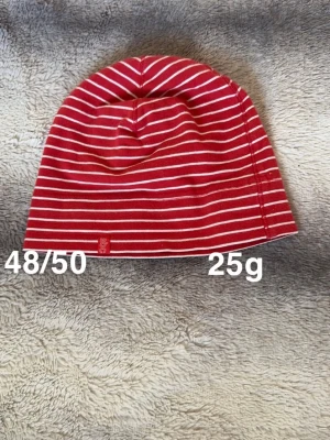 Röd och vit randig mössa från ABC - Säljer en snygg röd mössa med vita ränder från ABC. Mössan är mjuk och lätt, perfekt för dig som gillar enkel och stilren design. Passar dig som vill ha en bekväm och tunn mössa till vardags. 🌸 Fint använt skick. Storlek 48/50