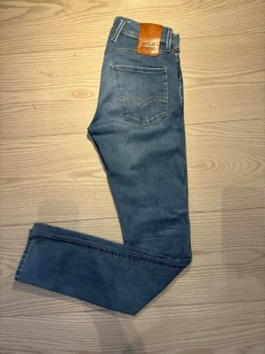 Replay anbass jeans - Riktigt feta Replay anbass med 1 liten tag kvar - bild 6 | Skick: 9/10 | Nypris: 1399 kr | Storlek: W29 L34 | Inga defekter 🙌 | Hör av er vid minsta fundering 🙌🤝